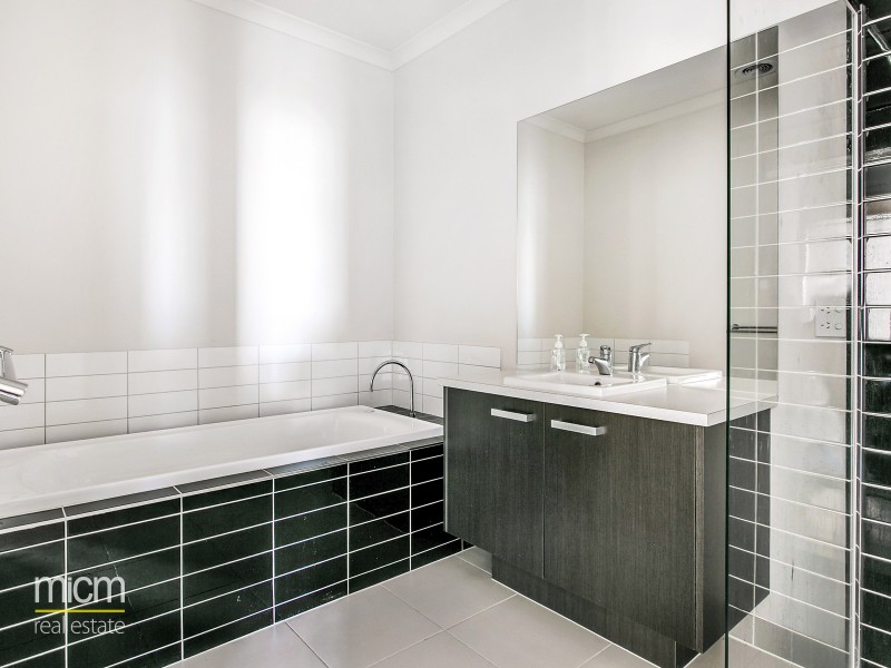 83 Broadbeach Circuit, Sanctuary Lakes VIC 3030