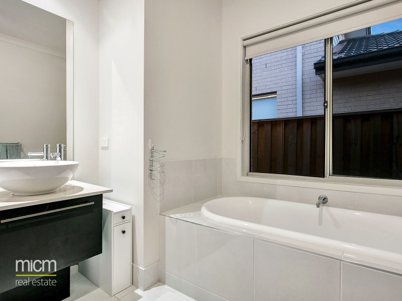 38 Tarcoola Crescent, Sanctuary Lakes VIC 3030