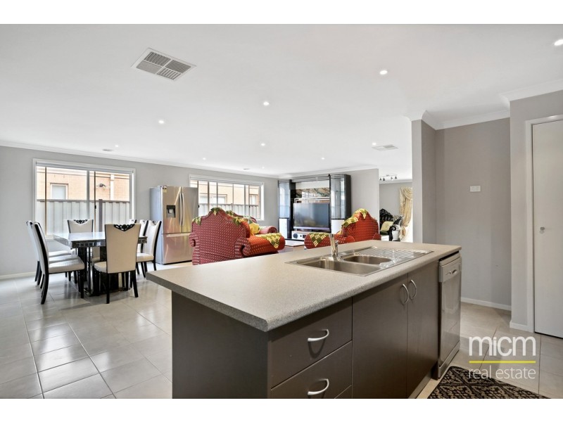 13 Hemlock Crescent, Point Cook VIC 3030