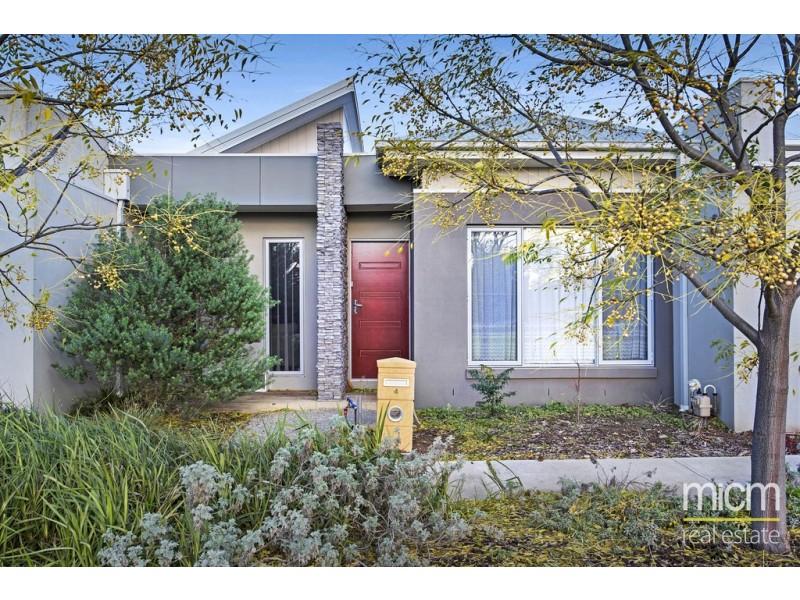 4 Eamon Walk, Williams Landing VIC 3027