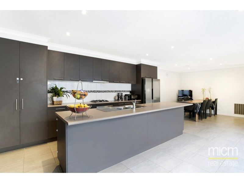 4 Eamon Walk, Williams Landing VIC 3027