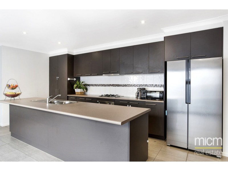 4 Eamon Walk, Williams Landing VIC 3027