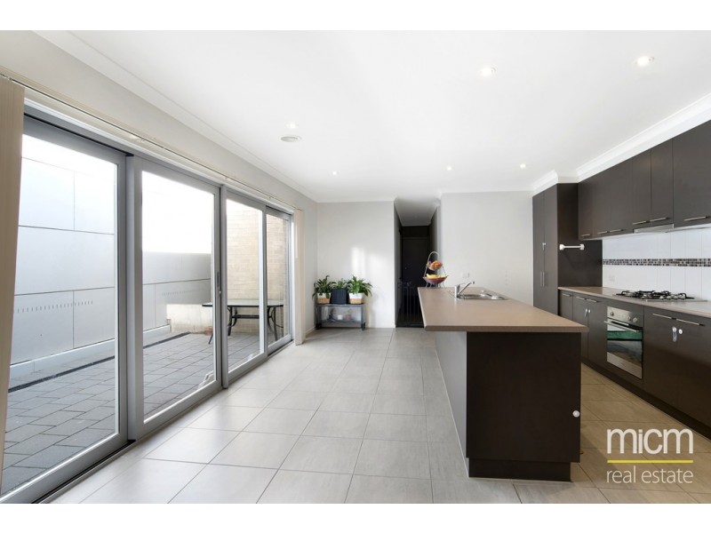 4 Eamon Walk, Williams Landing VIC 3027