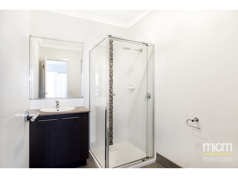 4 Eamon Walk, Williams Landing VIC 3027