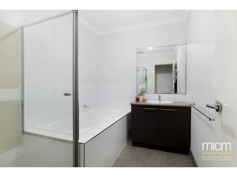4 Eamon Walk, Williams Landing VIC 3027