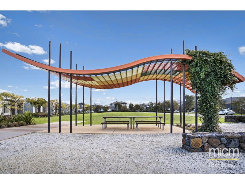 4 Eamon Walk, Williams Landing VIC 3027