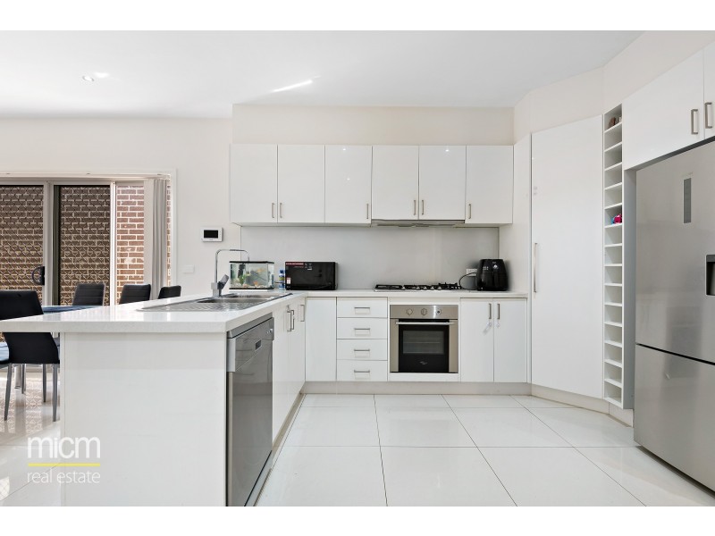 18 Treeleaf Avenue, Point Cook VIC 3030