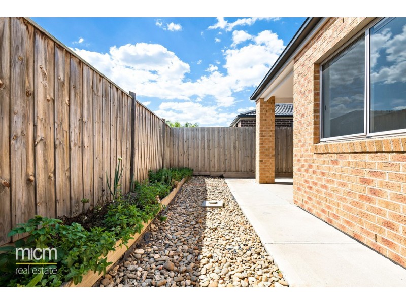 18 Treeleaf Avenue, Point Cook VIC 3030