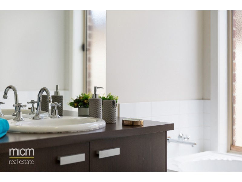 4 Viaduct Parade, Truganina VIC 3029