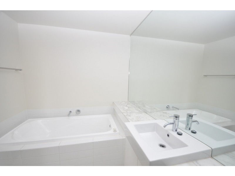 3304/100 Harbour Esplanade, Docklands VIC 3008