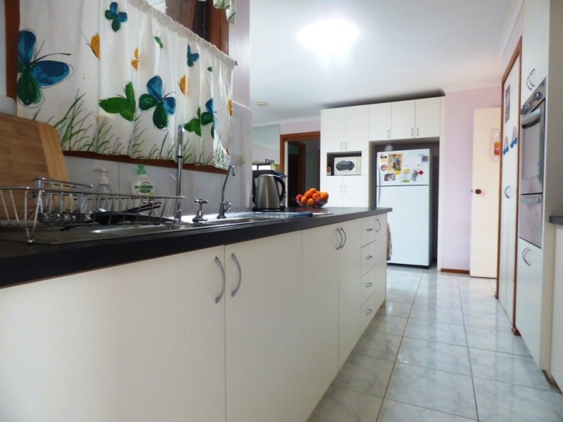 8 Strickland Avenue, Hoppers Crossing VIC 3029