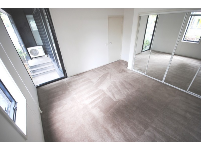 REF 23520/79 Whiteman Street, Southbank VIC 3006