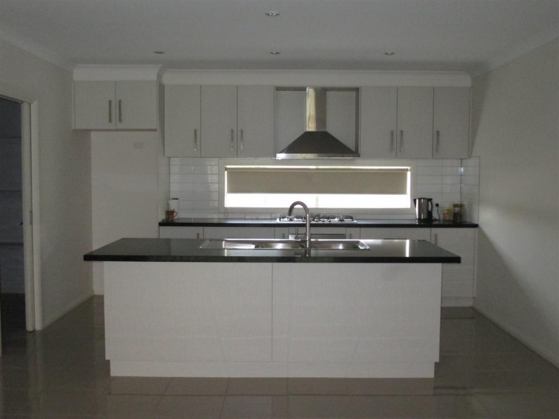 33 Hemsley Promenade, Point Cook VIC 3030