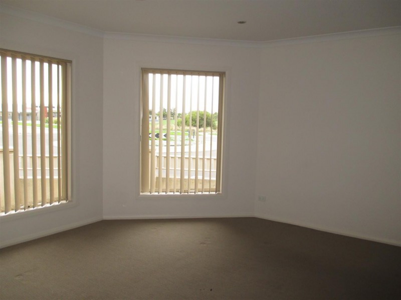 33 Hemsley Promenade, Point Cook VIC 3030