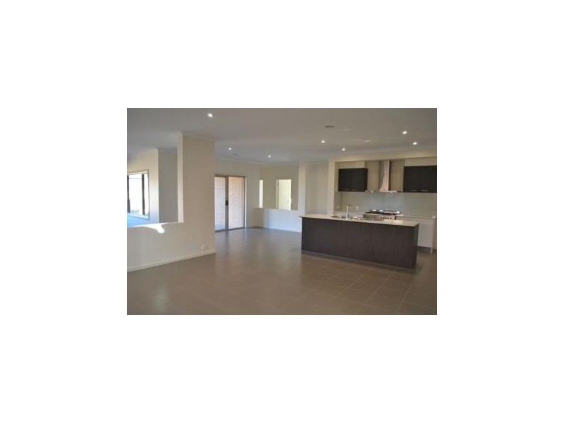 12 Heatherbell Avenue, Point Cook VIC 3030