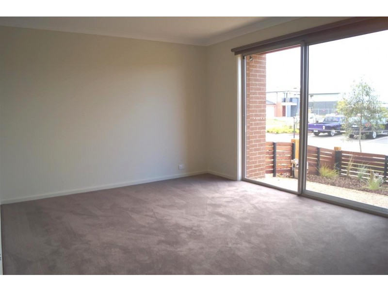 6 Swanview Walk, Point Cook VIC 3030