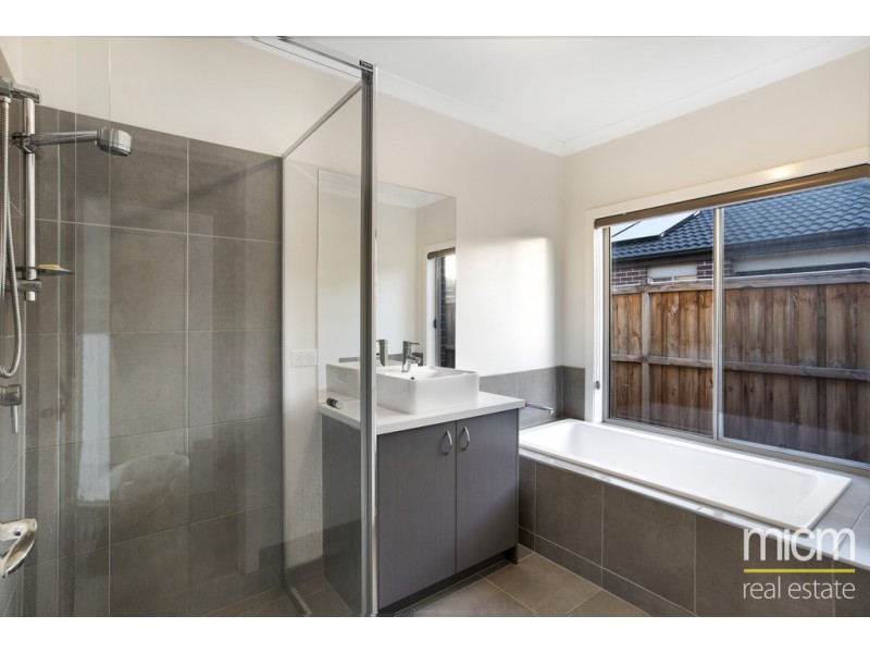 18 Trimotor Road, Point Cook VIC 3030