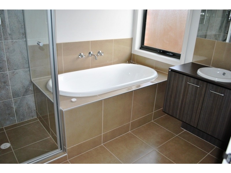 8 Millpond Drive, Point Cook VIC 3030