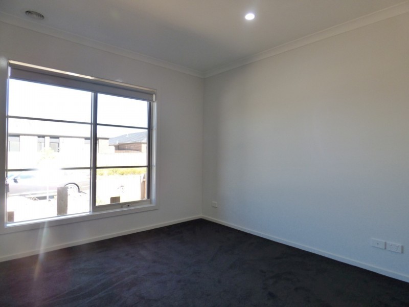 31 Neighbourhood Grove, Point Cook VIC 3030