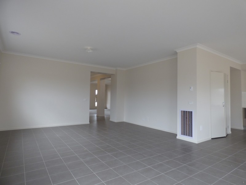 32 Grassbird Drive, Point Cook VIC 3030