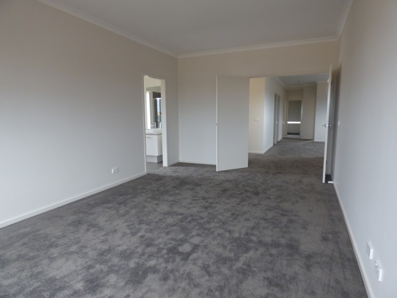 32 Grassbird Drive, Point Cook VIC 3030