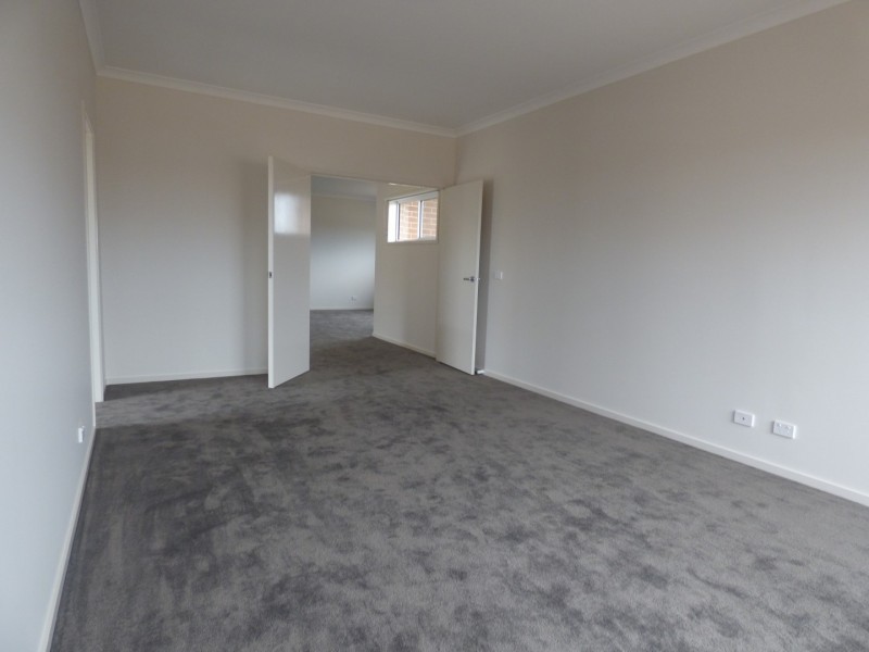 32 Grassbird Drive, Point Cook VIC 3030