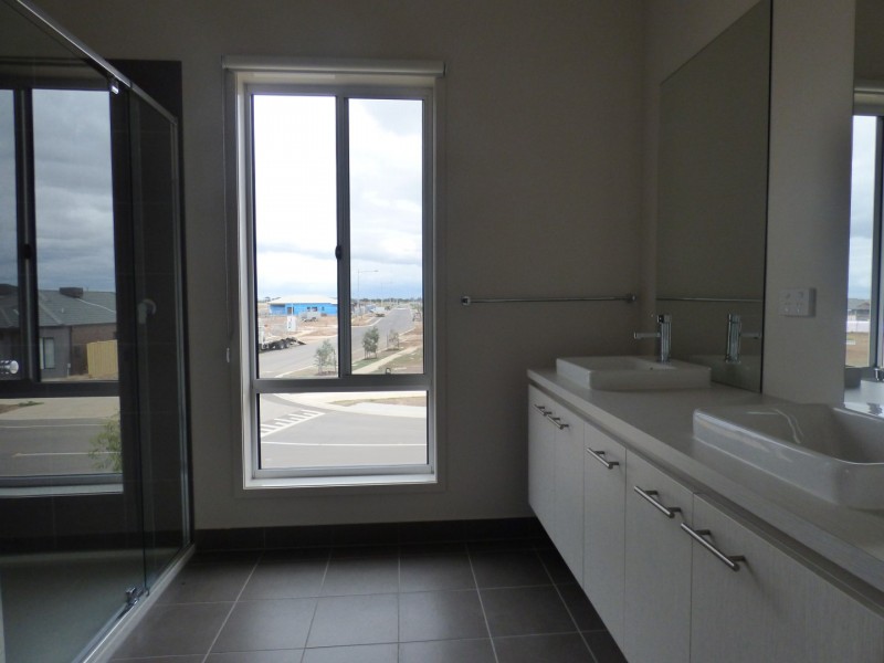 32 Grassbird Drive, Point Cook VIC 3030