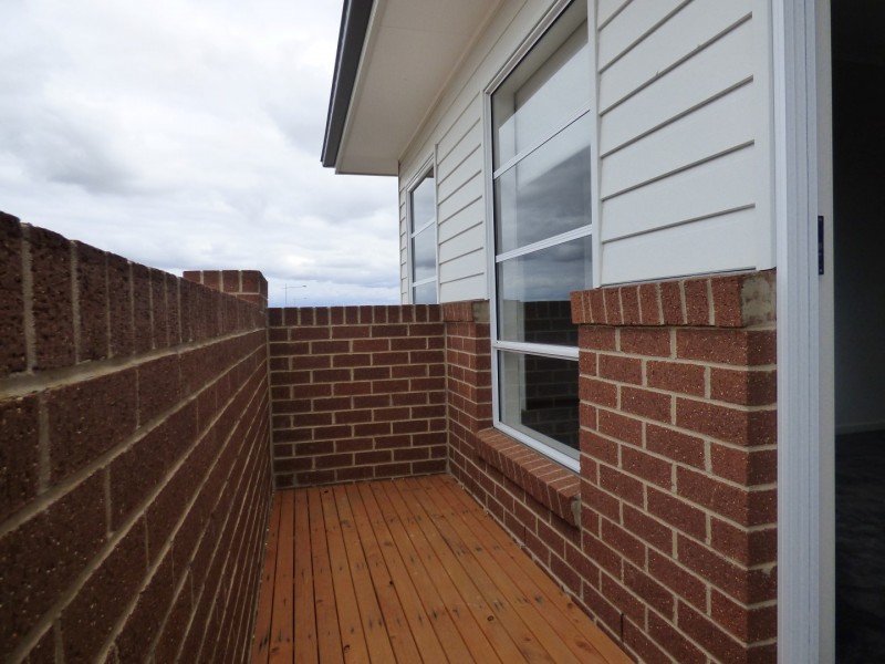 32 Grassbird Drive, Point Cook VIC 3030