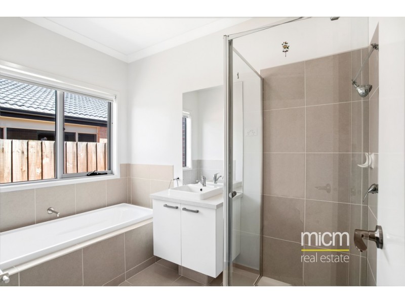 16 Yellowbox Drive, Point Cook VIC 3030