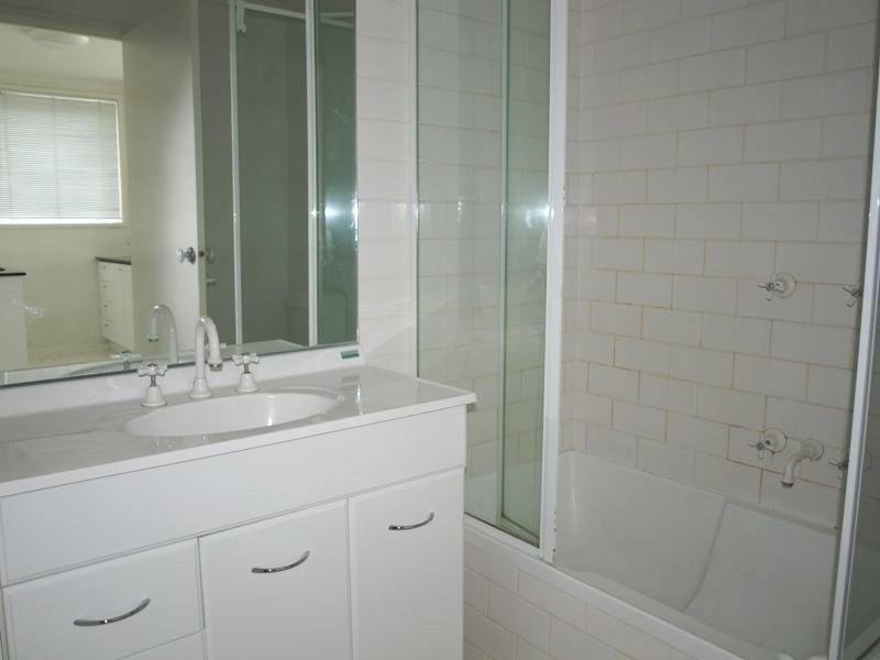 REF 24223/79 Whiteman Street, Southbank VIC 3006