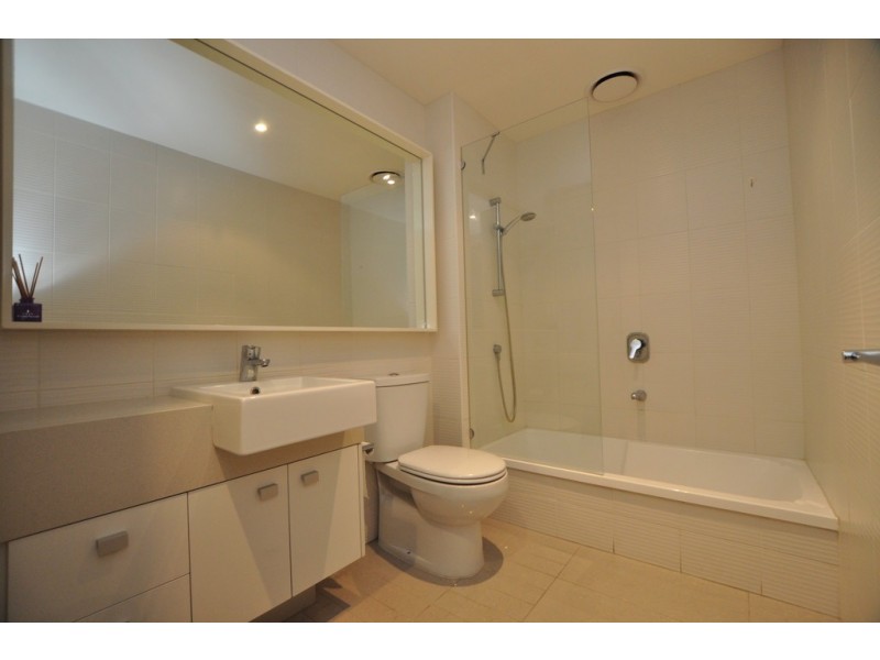 REF 24233/63 Whiteman Street, Southbank VIC 3006