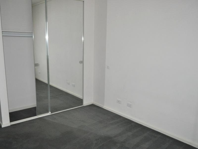 REF 24317/83 Whiteman Street, Southbank VIC 3006