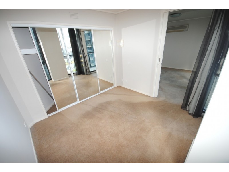 REF 24327/100 Kavanagh Street, Southbank VIC 3006