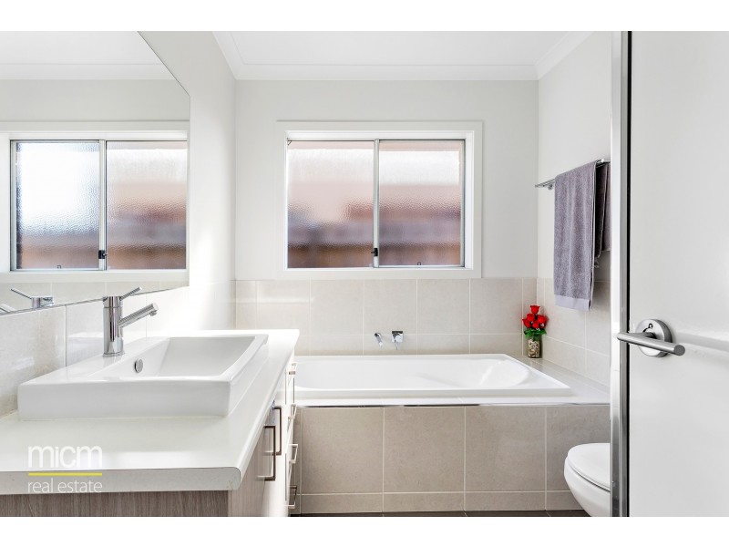 31 Neighbourhood Grove, Point Cook VIC 3030