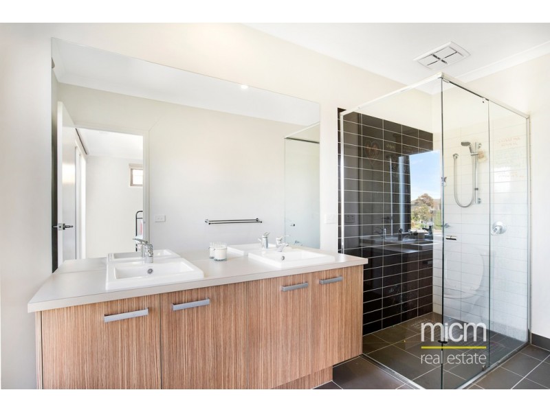 9 Broadbeach Circuit, Point Cook VIC 3030