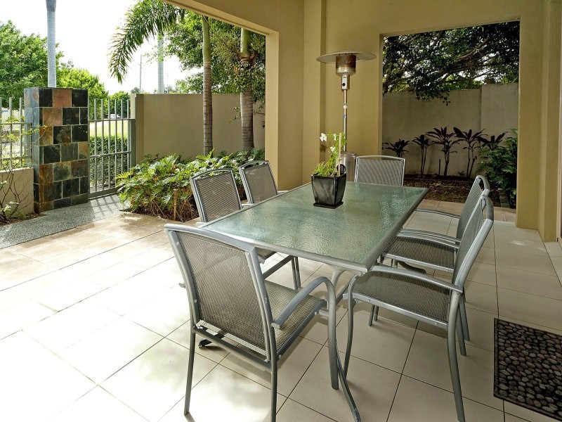 6102 The Lakes Dve, Hope Island QLD 4212