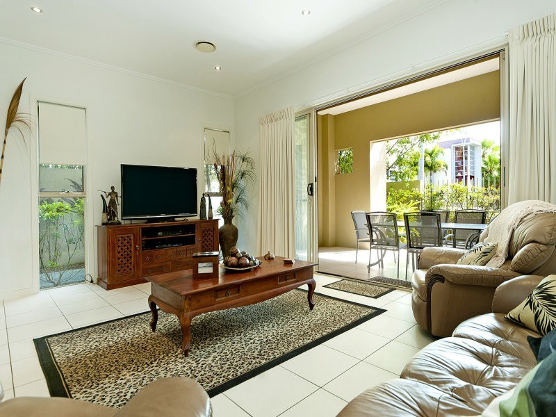 6102 The Lakes Dve, Hope Island QLD 4212