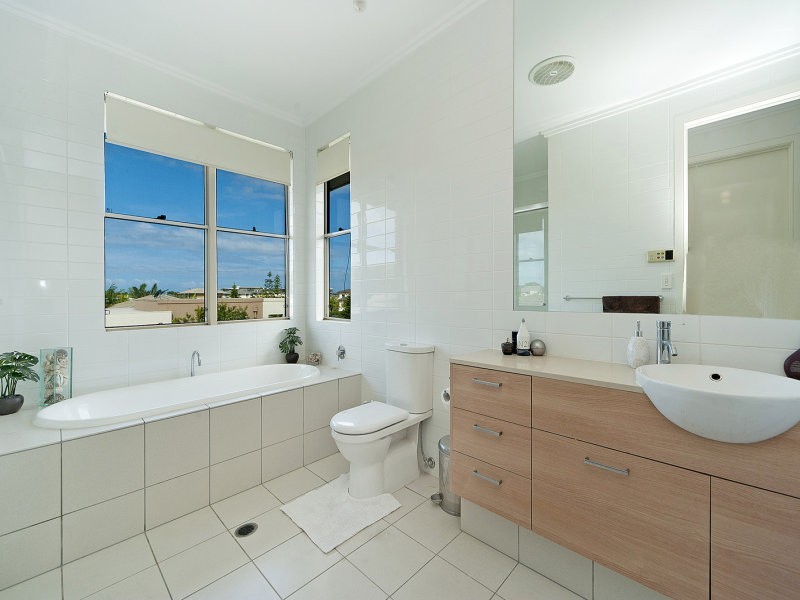 6102 The Lakes Dve, Hope Island QLD 4212