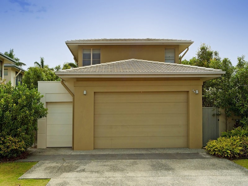 6102 The Lakes Dve, Hope Island QLD 4212