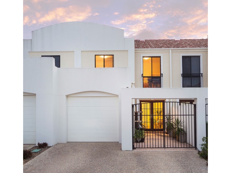 8871 Magnolia Drive East, Hope Island QLD 4212