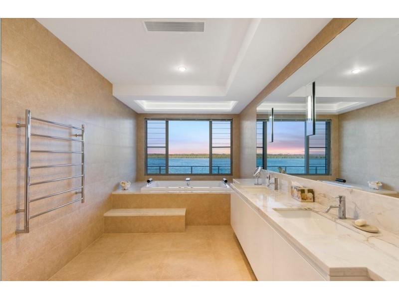 46 Knightsbridge Parade East, Sovereign Islands QLD 4216