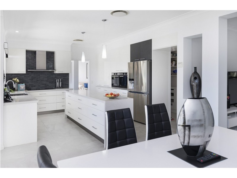 1055 Rosebank Way West, Hope Island QLD 4212