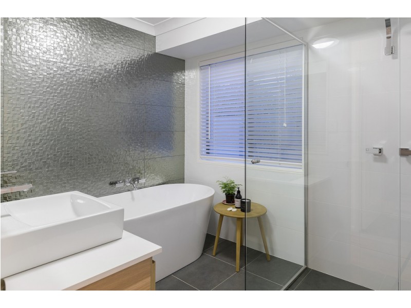 16 Serenity Boulevard, Helensvale QLD 4212