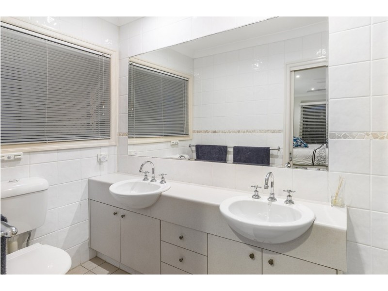 27 Ballybunyon Crescent, Hope Island QLD 4212