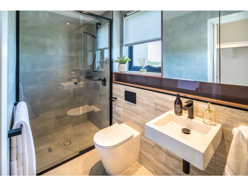 . Harbourview Avenue, Hope Island QLD 4212