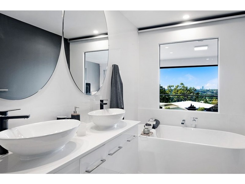 34 John Francis Drive “Panorama Residences”, Carrara QLD 4211