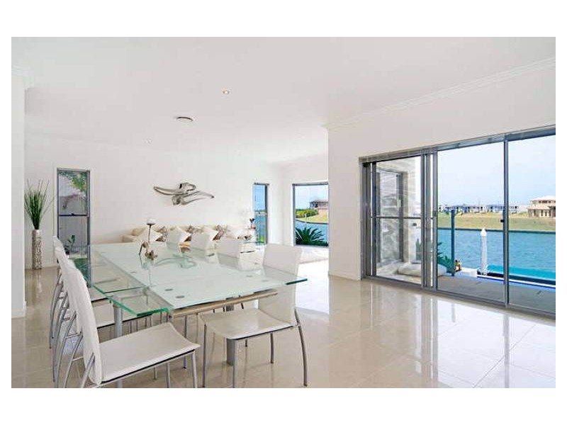 2637 Yanderra Close, Hope Island QLD 4212