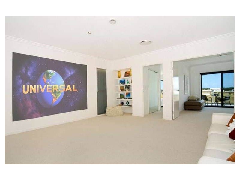 2637 Yanderra Close, Hope Island QLD 4212