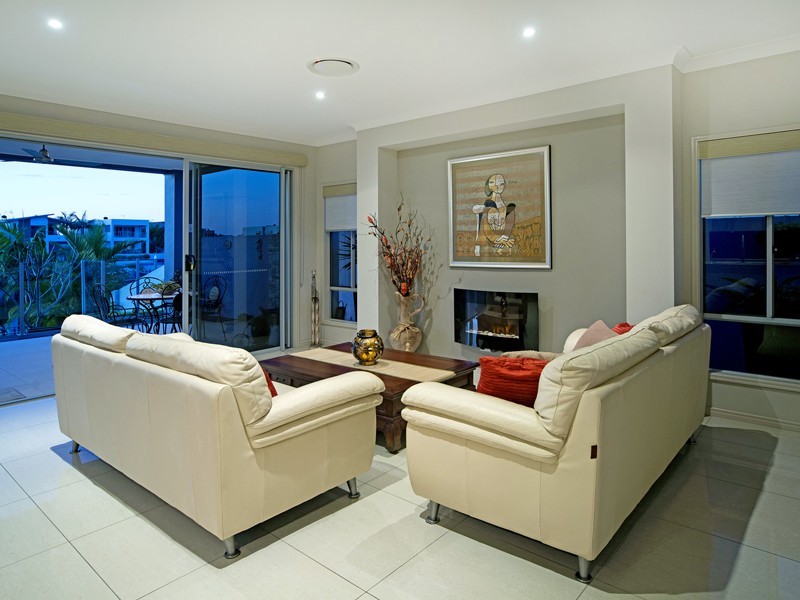 2 Onshore Place, Helensvale QLD 4212