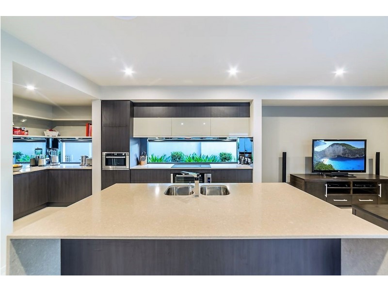 9105 Peter Senior Drive, Hope Island QLD 4212